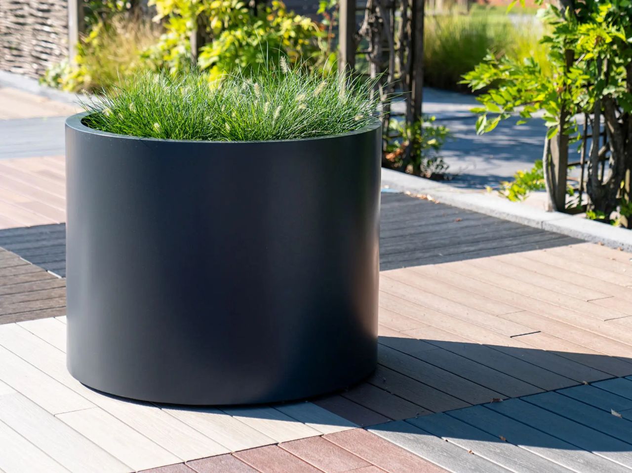 grote pot met plant buiten